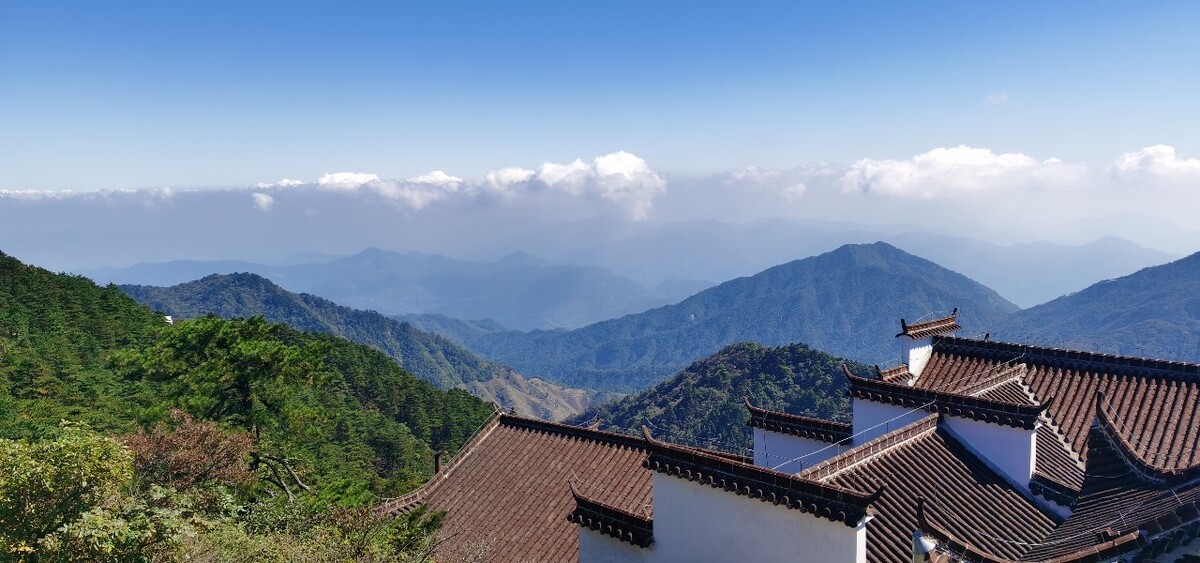 昔在九江上,遥望九华峰,天江挂绿水,秀出九芙蓉!九华山的风景还是相当不错的!