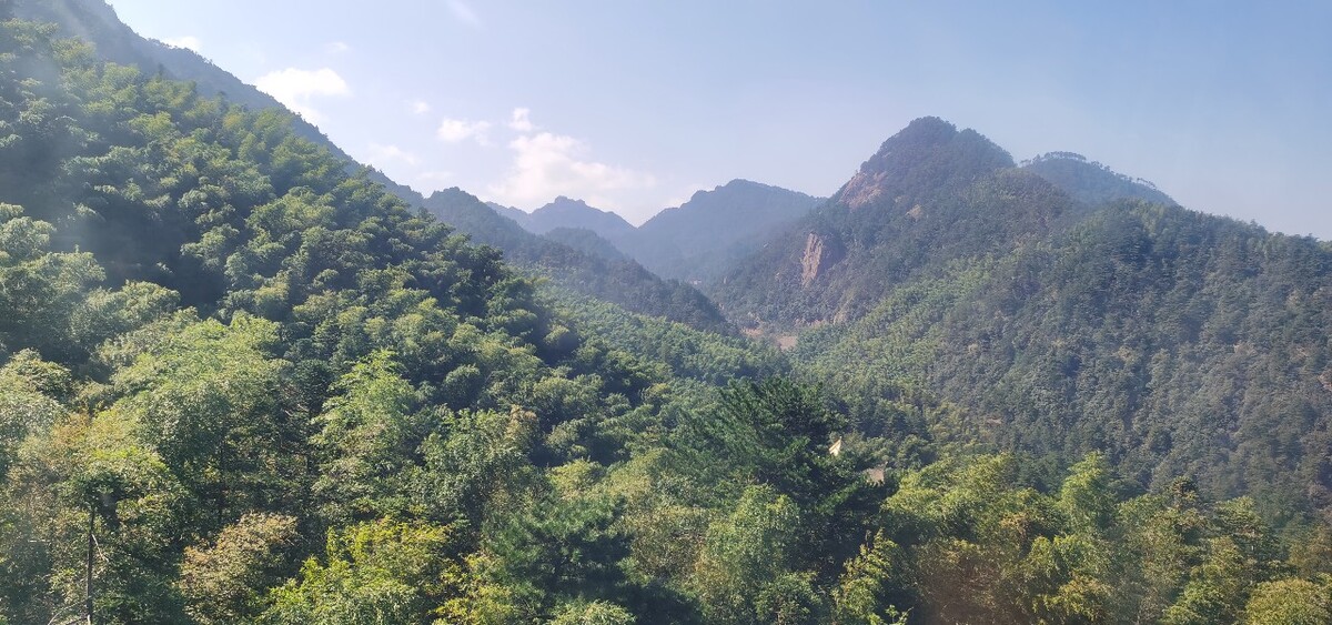 昔在九江上,遥望九华峰,天江挂绿水,秀出九芙蓉!九华山的风景还是相当不错的!